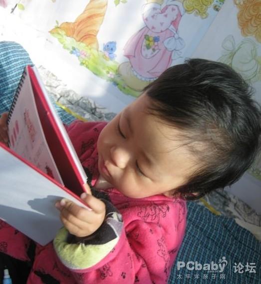 看得也倍兒認(rèn)真了，菲兒這是臺(tái)歷不是吃的，不用這么認(rèn)真