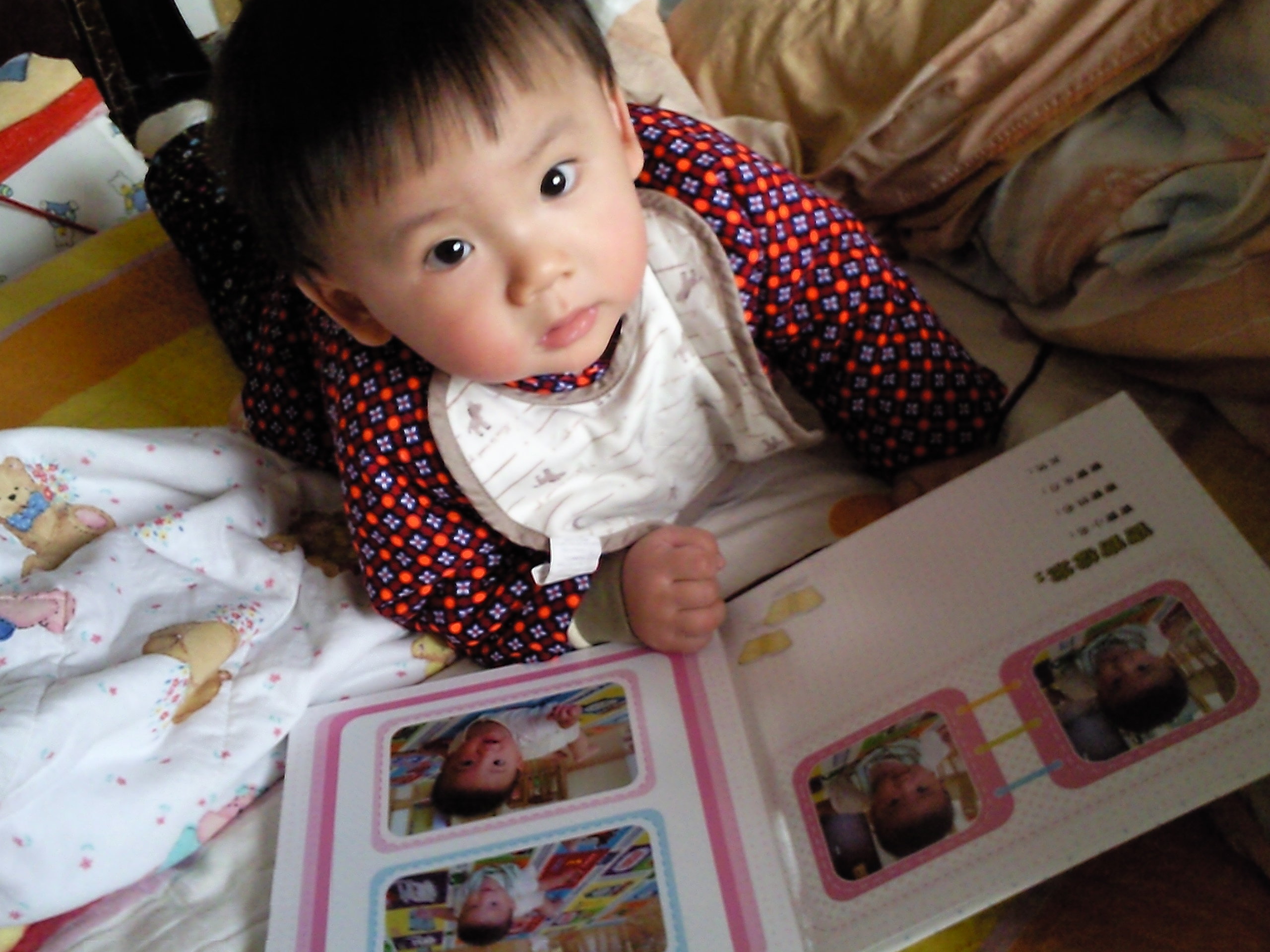 兒子你看什么呢，媽咪給你做了好東西，你要看的是照片書