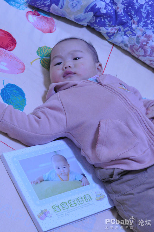 看看兒子和照片書的合照吧，這下你們就知道相冊有多大了
